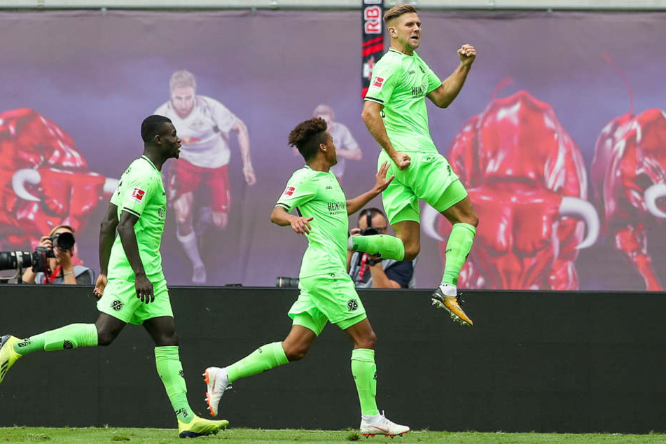 Zweimal durfte auch Hannover jubeln, erst beim zwischenzeitlichen Ausgleich durch Niclas Füllkrug (r.), dann beim 2:3 durch Miiko Albornoz.