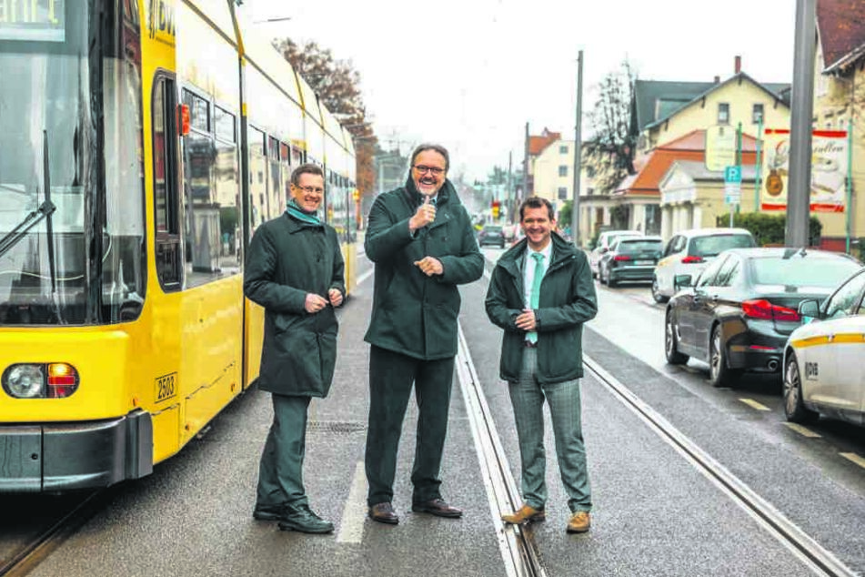 DVB-Boss Andreas Hemmersbach (49, v.l.), Stefan Brangs (53, Staatssekretär im Wirtschaftsministerium) und Baubürgermeister Raoul Schmidt-Lamontaine (41, Grüne) vor Ort.