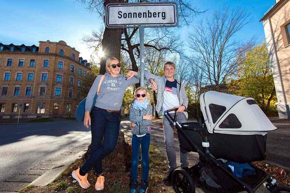 Kristin (34) fühlt sich mit ihren Kindern Charlotte (6), Martha (5 Monate) und ihrem Bruder Dominik (12) seit fünf Jahren auf dem Sonnenberg zu Hause.