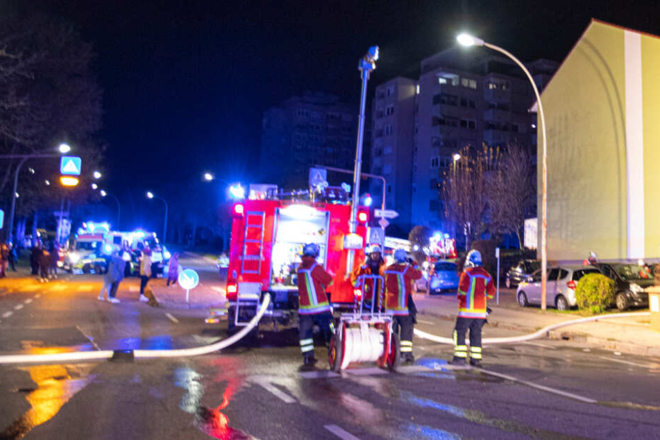 Die Feuerwehr löscht den Brand.