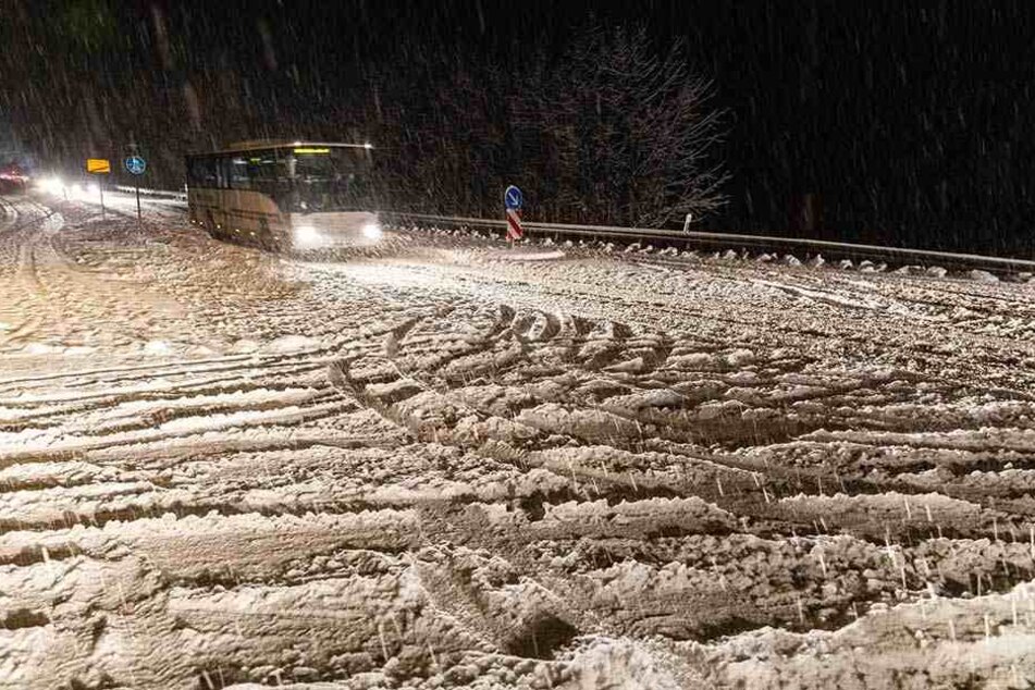 Das Schneetreiben erschwerte das Vorankommen auf der B95