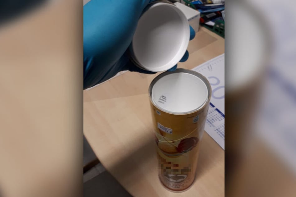 In der Chipsdose verbarg sich unter einem doppelten Boden eine Überraschung.