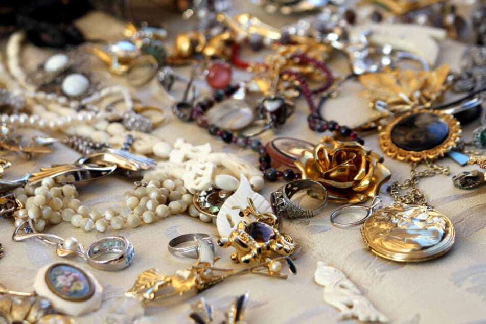 Der Dieb entkam mit zwei Taschen voll Goldschmuck und Bargeld.