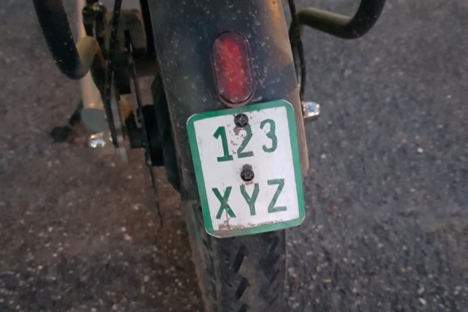 Wenig kreativ war ein E-Scooter-Fahrer im April beim Fälschen seines Kennzeichens.