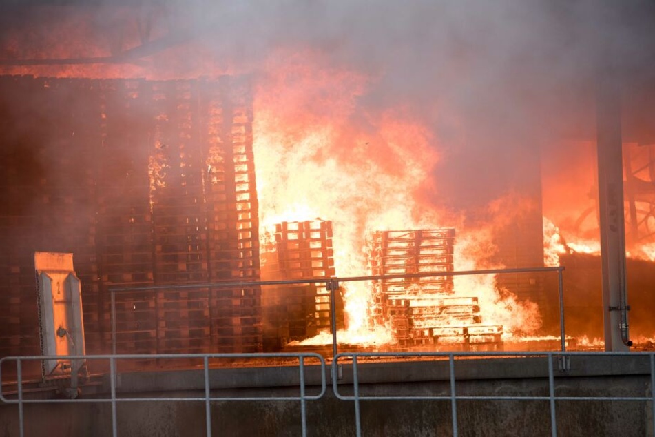In der Halle ist unter anderem Verpackungsmaterial in Brand geraten.