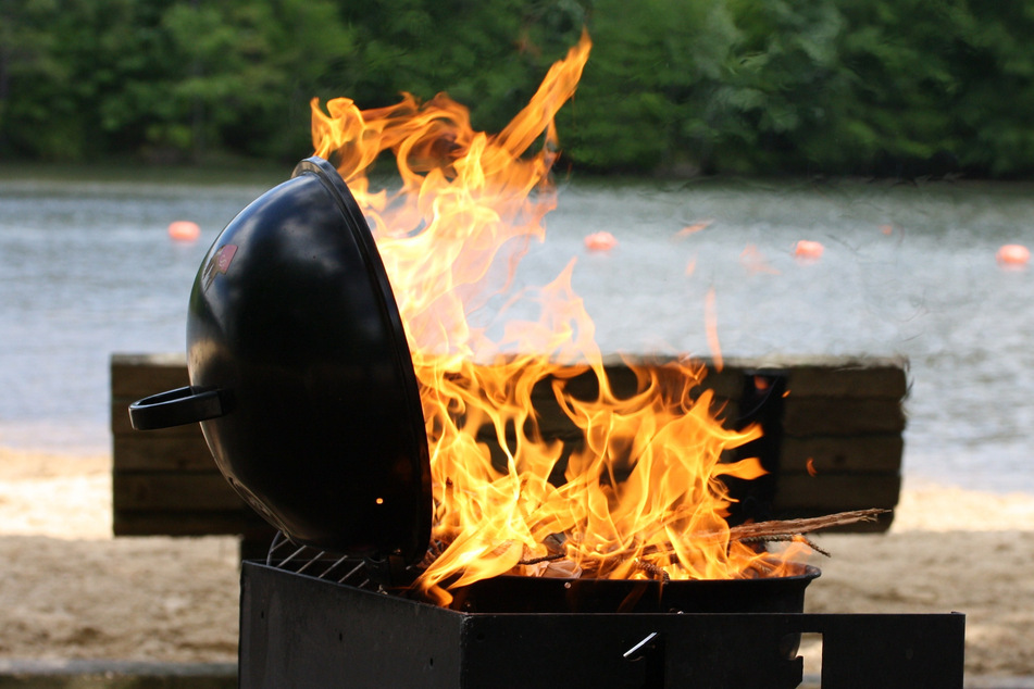 Im südhessischen Groß-Gerau kam es am Samstag zu einem Grill-Unfall mit einer schwer verletzten Person. (Symbolfoto)