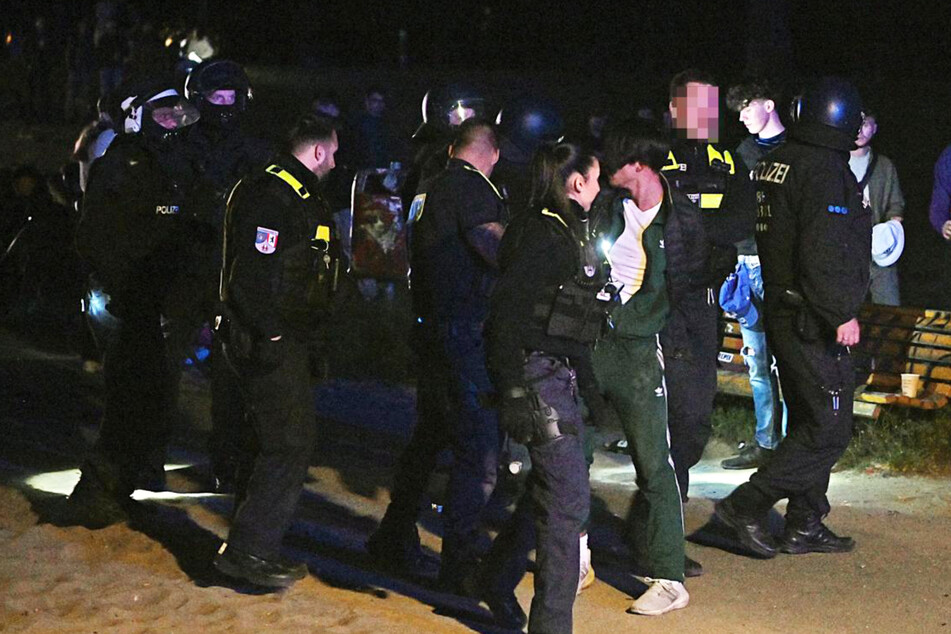 Für einige junge Männer endete die Party im Volkspark Friedrichshain am Vatertag in Handschellen.