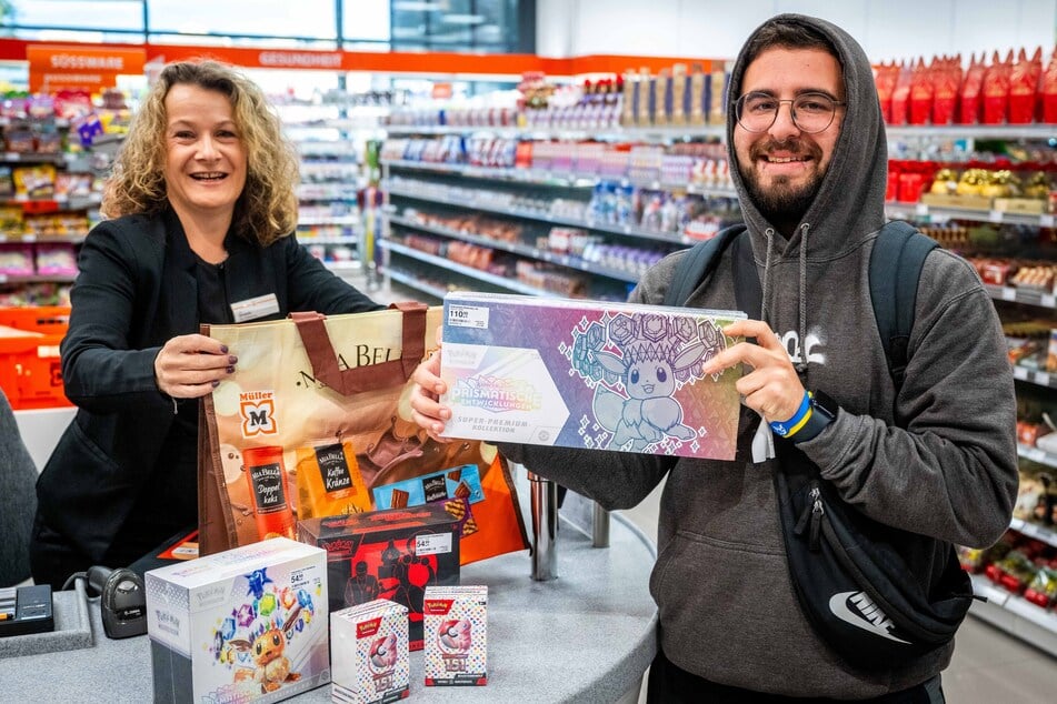 Toni (29) aus Leipzig hoffte, Pokemon-Karten im Müller zu bekommen - und hatte Glück.