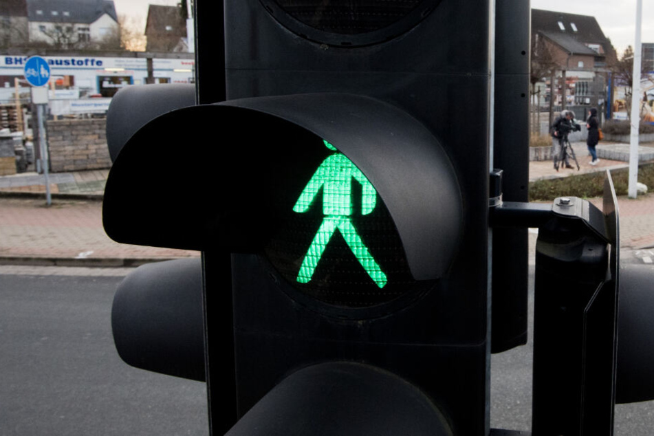 Die alte Dame soll bei grün über die Ampel gegangen sein. (Symbolbild)