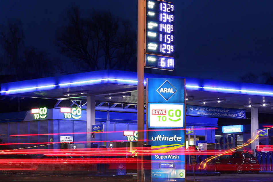 Eine Aral-Tankstelle in Oelde wurde am Donnerstagabend von einem entflohenem Häftling überfallen. (Symbolbild)