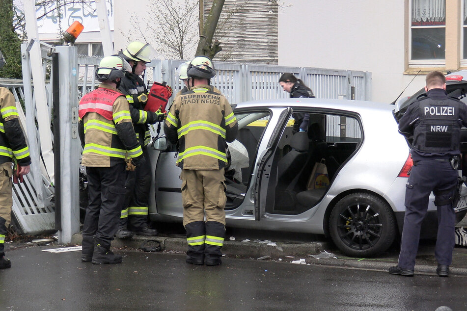 Einsatzkräfte befreiten den 18-Jährigen nach dem schweren Unfall aus seinem Wagen.