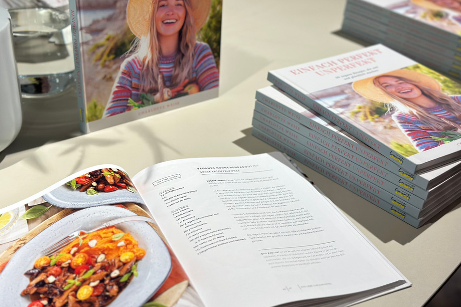 Zurzeit ist Charlotte Weises (30) aktuelles Lieblingsgericht aus ihrem Kochbuch das von ihren Freunden aus Frankreich: veganes Hühnchenragout mit Süßkartoffelpüree.