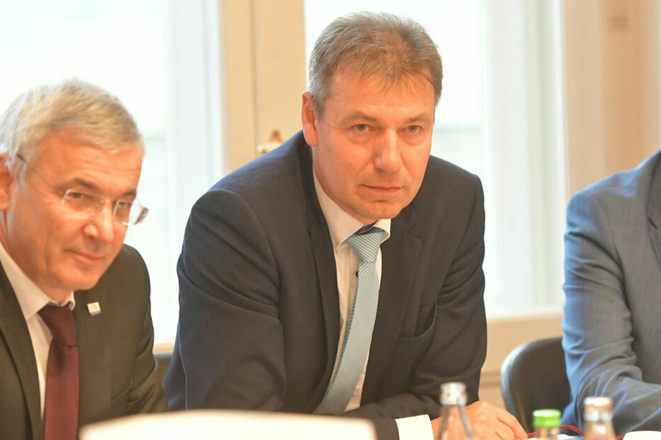 Landrat Kai Emanuel (51, CDU, r.) kann über die Panne gar nicht lachen, musste sogar seinen Urlaub abbrechen.