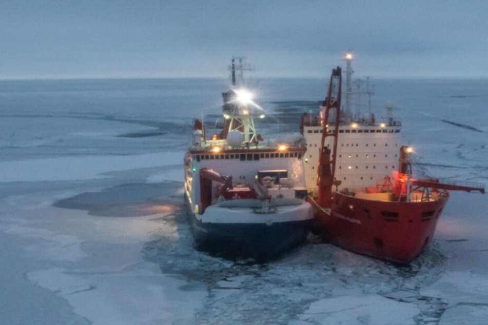 Mitten in der Arktis liegen das Forschungsschiff und ein russische Eisbrecher zwischen Eisschollen.