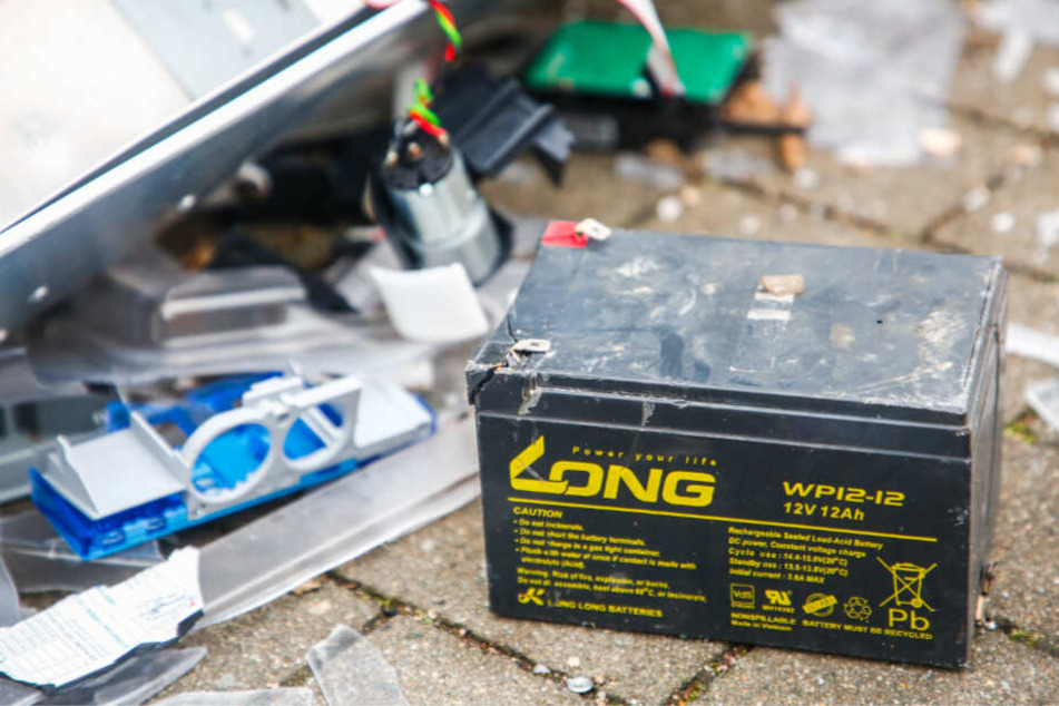 Sogar die Batterie wurde herausgeschleudert.