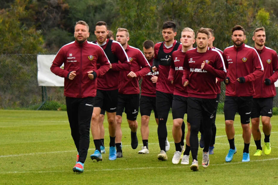 Volle Kapelle auf dem Dynamo-Trainingsplatz.
