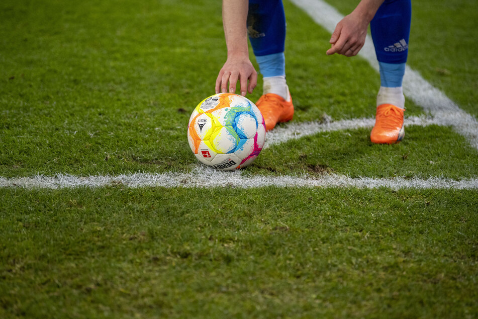 Wer professionell Fußball spielt, muss laut einer schwedischen Studie mit einem erhöhten Alzheimer-Risiko leben. (Symbolbild)