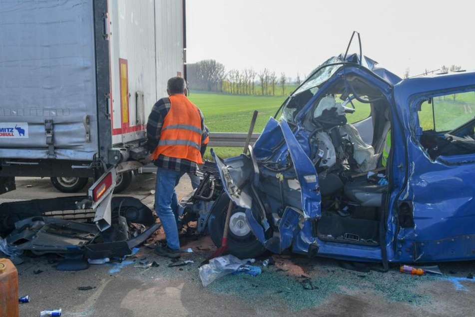 Kaum zu glauben: Aus diesem Wrack konnte der Fahrer lebend geborgen werden.