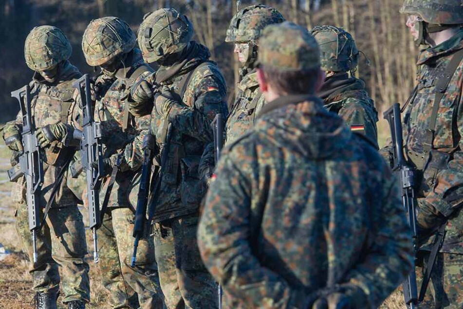 War es zu heiß? Mehrere Bundeswehrsoldaten brachen bei einem Fußmarsch zusammen. Einer verstarb 10 Tage später im Krankenhaus.