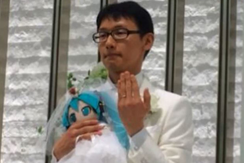 Sind jetzt ein Ehepaar: Akihiko (35) und Miku Hatsune (16).