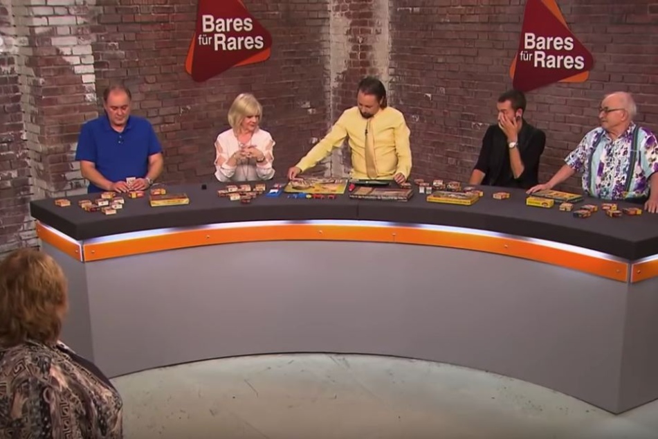 Ute holt im Händlerraum 500 Euro raus.
