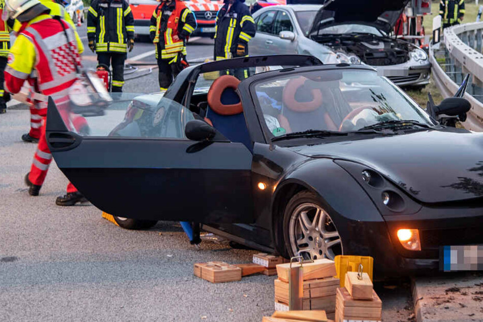 Das Foto zeigt vorne den verunglückten Roadster, im Hintergrund ist der Mercedes zu sehen.