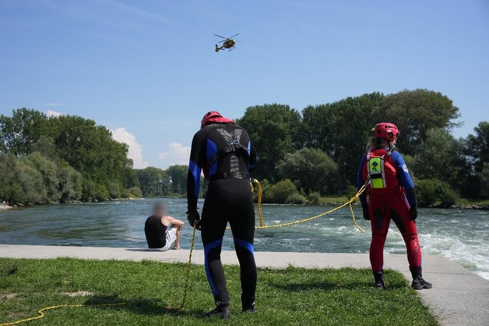 Die Suche der Wasserschutzpolizei nach dem Vermissten in Niederbayern wird auch durch einen Hubschrauber unterstützt.
