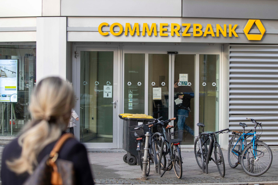 Kunden der Commerzbank und ihrer Tochter ComTS müssen sich auf längere Wartezeiten einstellen.