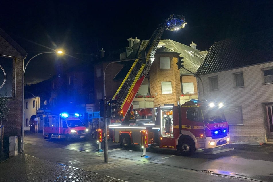 Das Feuer brach in einer Dachgeschosswohnung eines Mehrfamilienhauses aus.