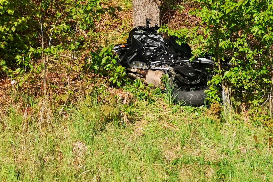 Die Maschine des Verstorbenen liegt an der Unfallstelle.