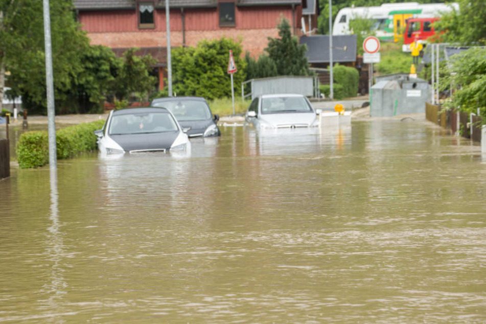Wassermassen überfluten nach starken Regenfällen Straßen im Vogtland.