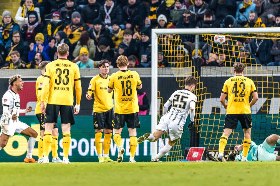 Der zappelt im Netz! Lukas Petkov (3.v.r.) trifft zum 2:1 für Elversberg.