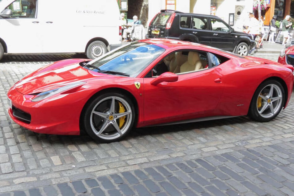 Mann wird verprügelt, dann ist auch sein Ferrari weg