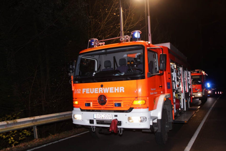 Die Feuerwehr rückte mit mehreren Fahrzeugen an.