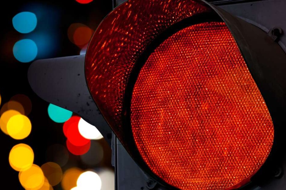 Die Ampel zeigte rot. (Symbolbild)