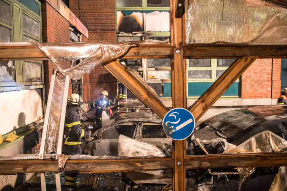 Die Feuerwehr ist mit den Löscharbeiten an den abgefackelten Autos und der Außenfassade auf dem Gelände der Hamburger Zolls beschäftigt.