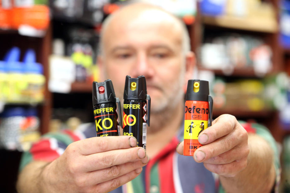Bisher sind Pfefferspray und CS-Gas frei verkäuflich. Politiker fordern eine Änderung.
