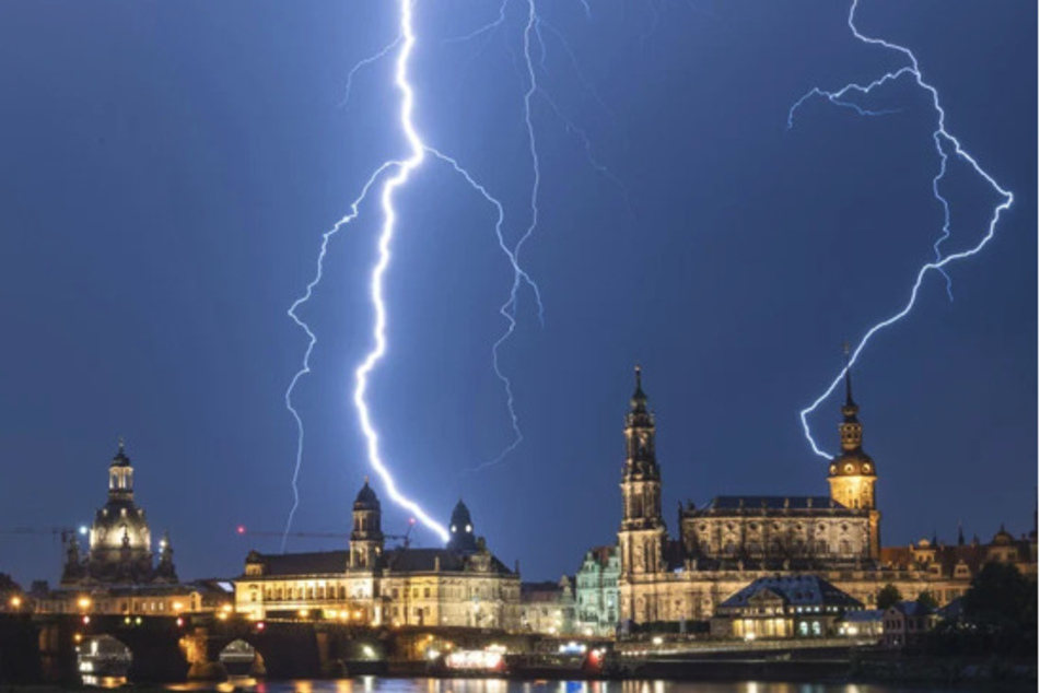 Nach sonnigen Stunden ziehen am Mittwoch Gewitter auf. (Archivbild)