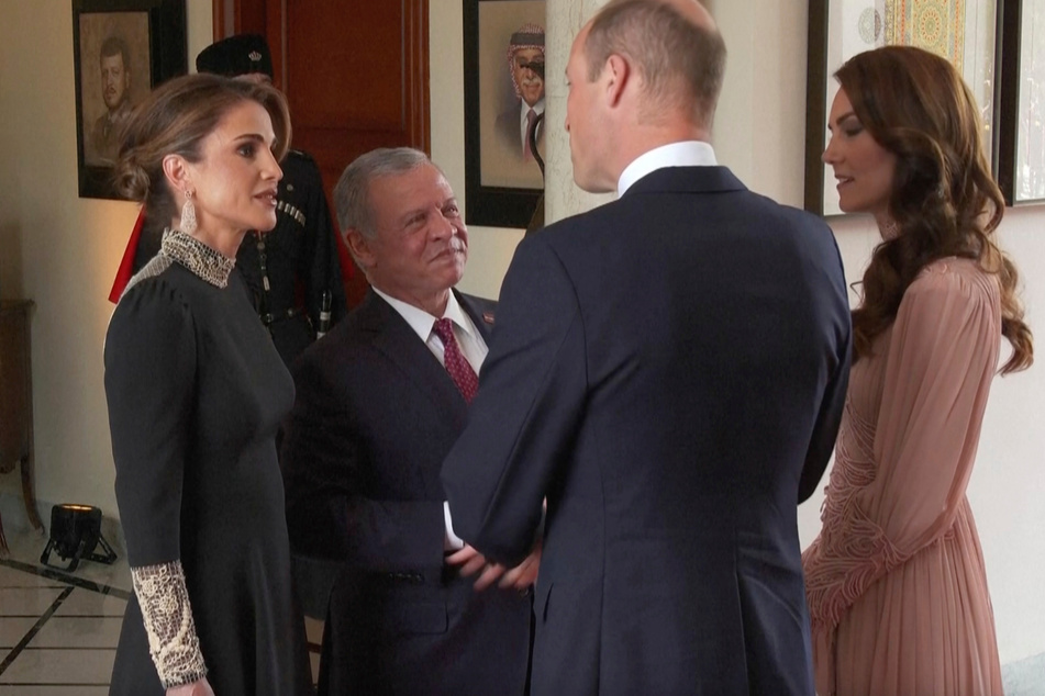König Abdullah II. (61) und Königin Rania (52) begrüßen Prinz William (40) und seine Frau Prinzessin Kate (41).