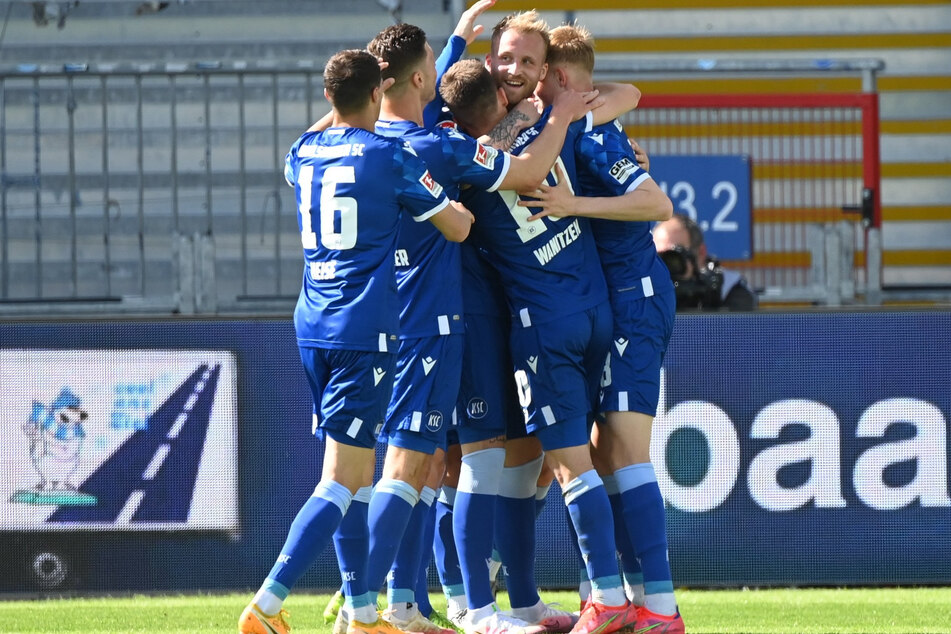 Der KSC schlug Holstein Kiel mit 3:2 und verhagelte den Störchen den vorzeitigen Aufstieg.
