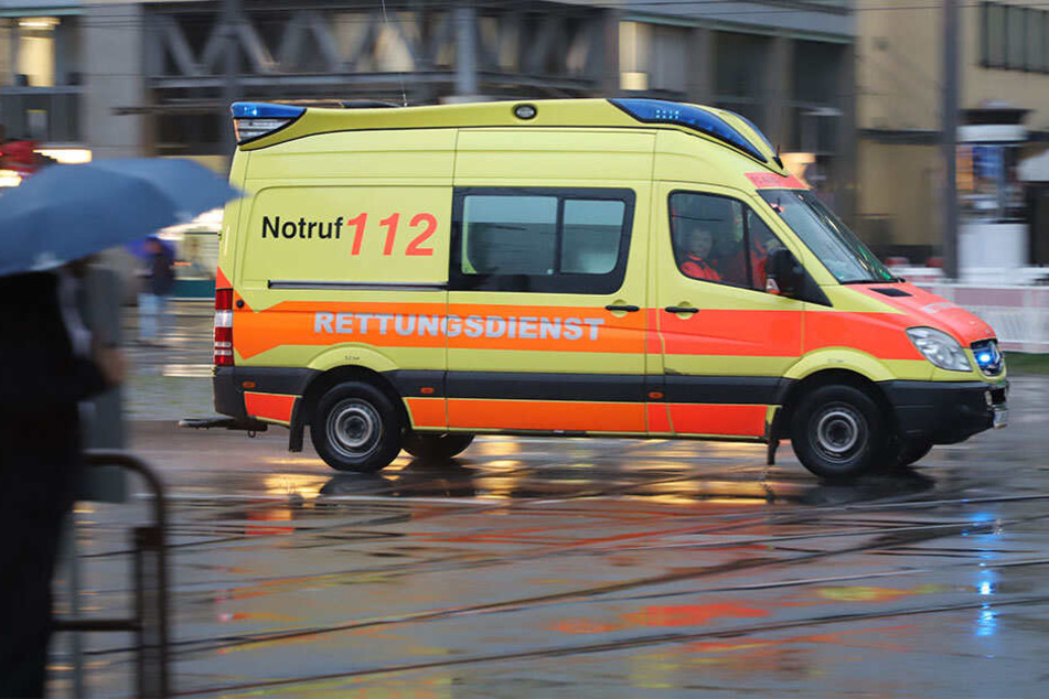 Zwei der unbekannten Männer schlugen auf die junge Frau ein, die dadurch leicht verletzt wurde. (Symbolbild)