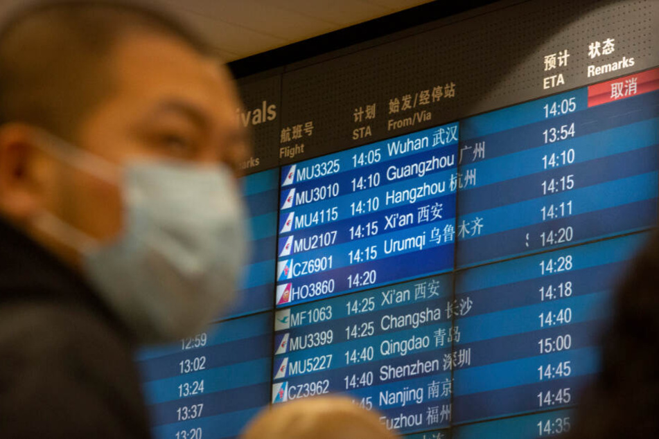 Ein Mann muss am Flughafen erfahren, dass Flüge nach Wuhan gestrichen wurden.
