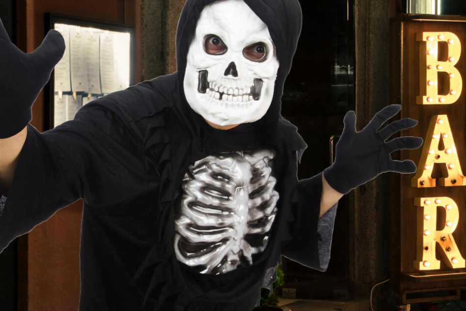 Der Räuber trug eine Totenkopfmaske vor dem Gesicht (Symbolbild).