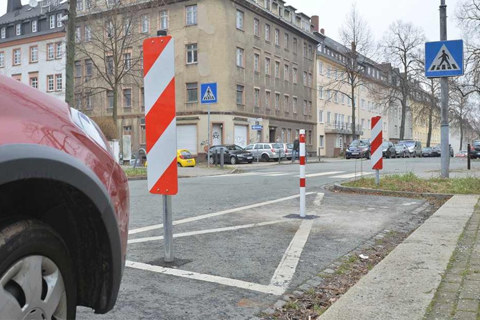 Nach drei Ratsanfragen ließ das Rathaus für 130 Euro einen Poller gegen Falschparker an der Zeißstraße aufstellen.