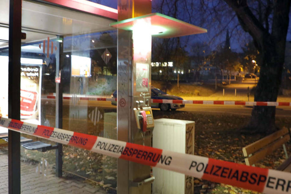 An dieser Telefonzelle in der Augustusburger Straße drohte der Täter mit einer Bombe.