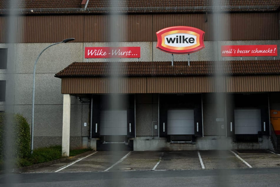 Am 16. September habe das Ministerium von Todesfällen im Zusammenhang mit Listerien-Funde in Wilke-Produkten erfahren. Geschlossen wurde der Betrieb am 2. Oktober.