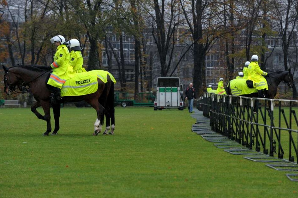 Am Samstag werden berittene Polizisten zum Einsatz kommen und die Sektoren werden im Bereich Nordost strikt getrennt (Archivbild).