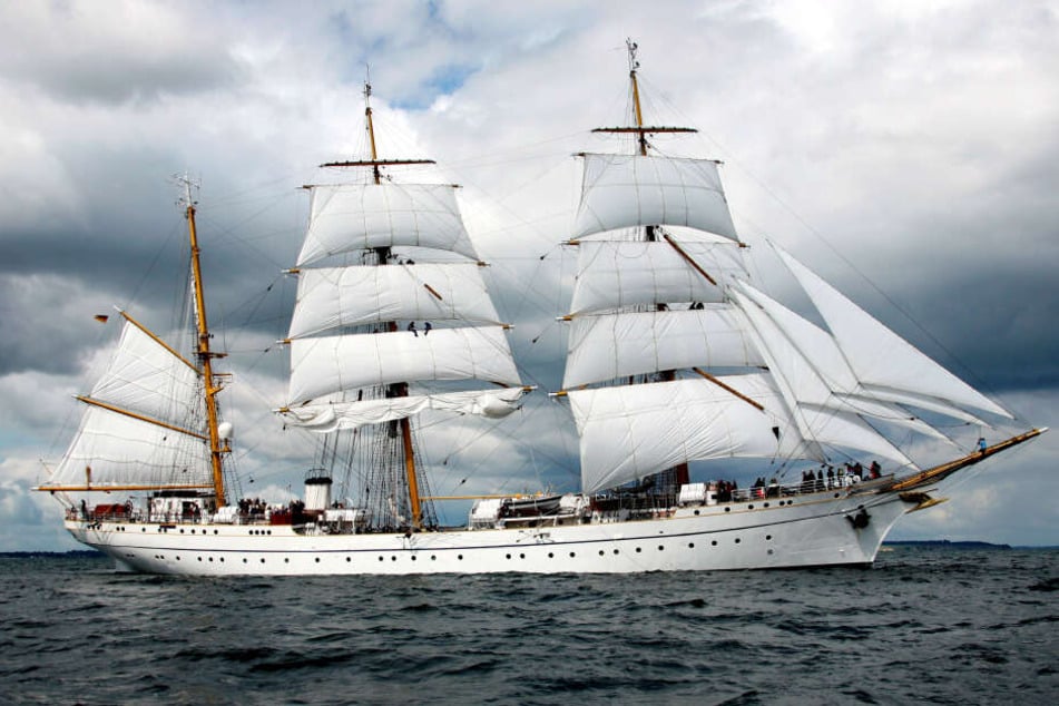 Lange ist es her: Das Segelschulschiff der Marine, die "Gorch Fock", läuft unter Segeln über die Kieler Förde ein.