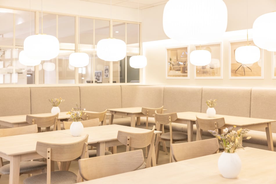 Mitten im Einkaufsbummel bietet das moderne Café faee den perfekten Ort für eine kleine Pause zum Durchatmen.