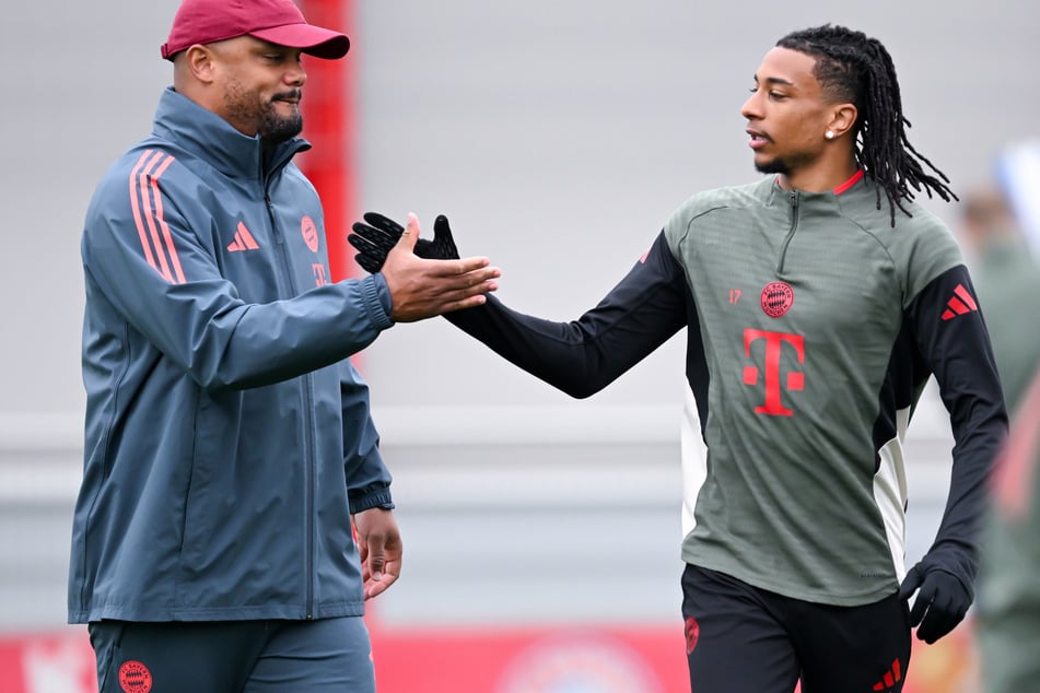 Michael Olise (62, r.) spielt unter Trainer Vincent Kompany (40) bei den Bayern aktuell die Saison seines Lebens.
